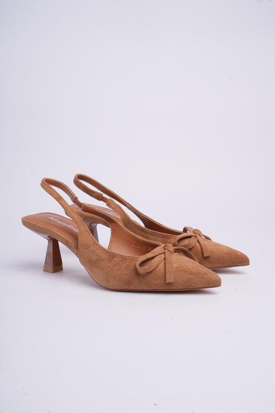 Tacones bajos con moño camel