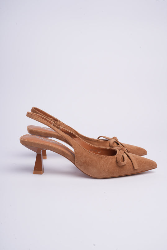 Tacones bajos con moño camel