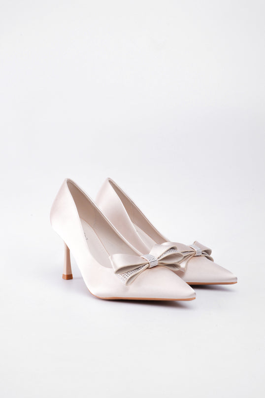 Tacones beige altos con moño