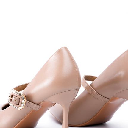 Tacones beige con hebilla cruzada
