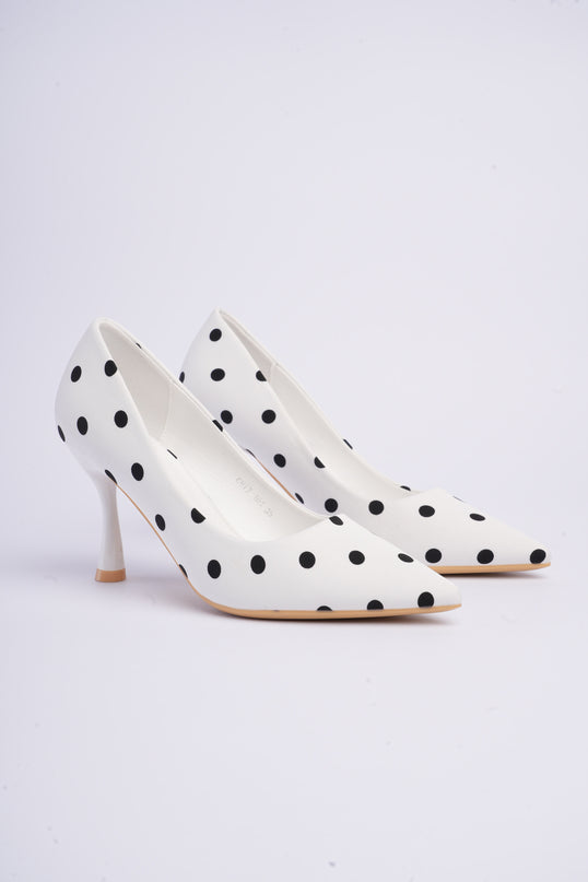 Tacones blancos altos con lunares