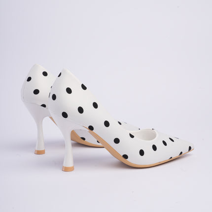 Tacones blancos altos con lunares