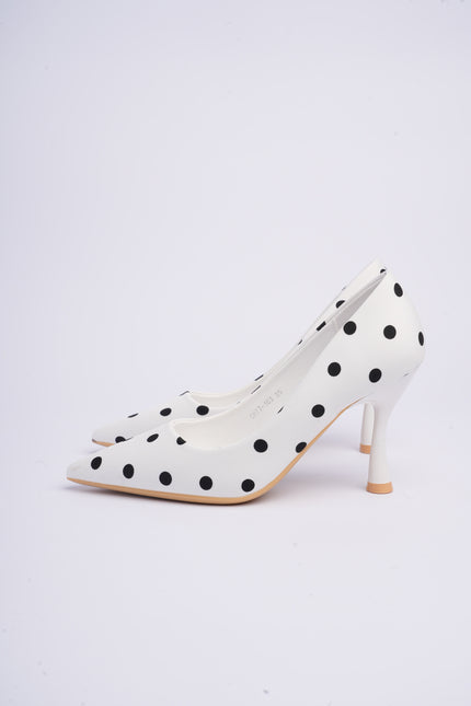 Tacones blancos altos con lunares