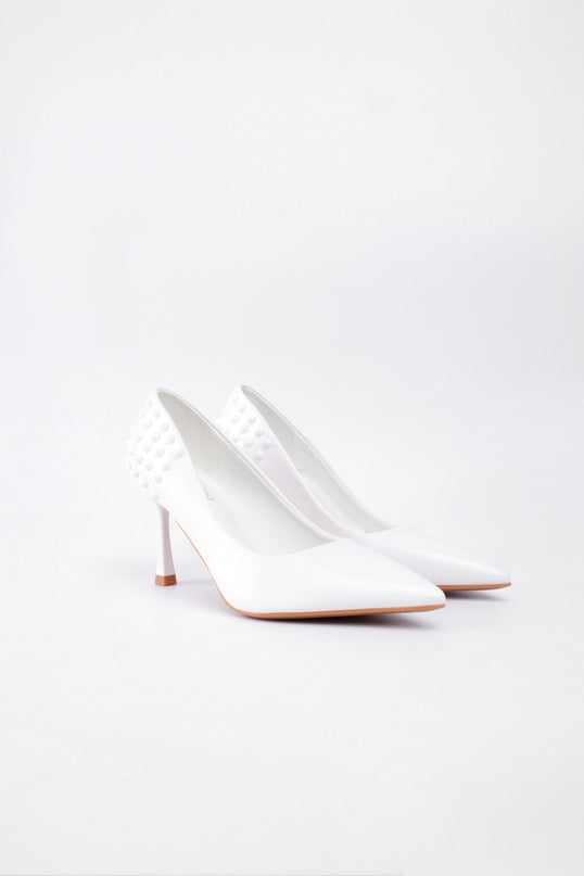 Tacones blancos altos con taches