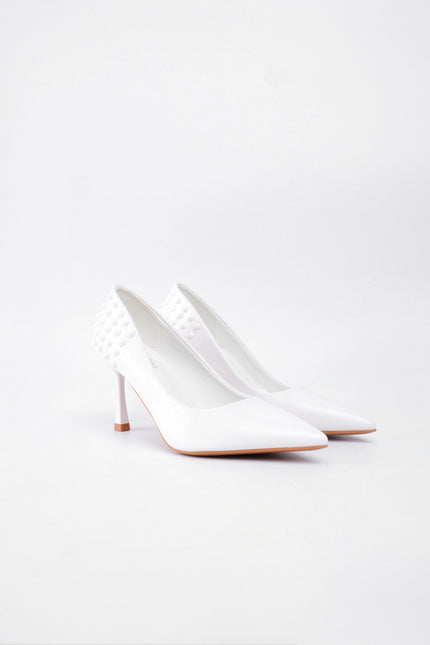 Tacones blancos altos con taches