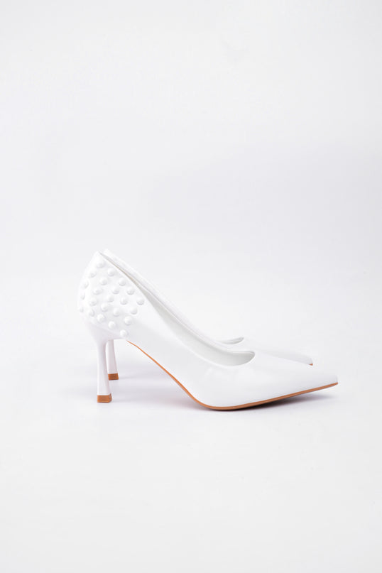 Tacones blancos altos con taches