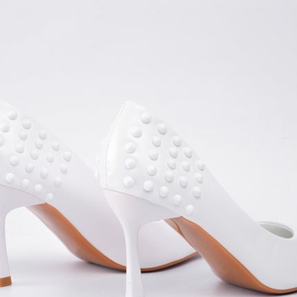 Tacones blancos altos con taches