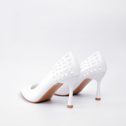 Tacones blancos altos con taches