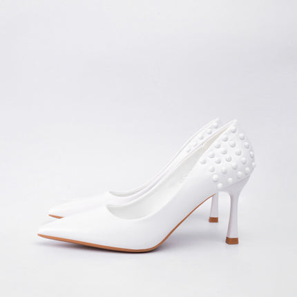 Tacones blancos altos con taches