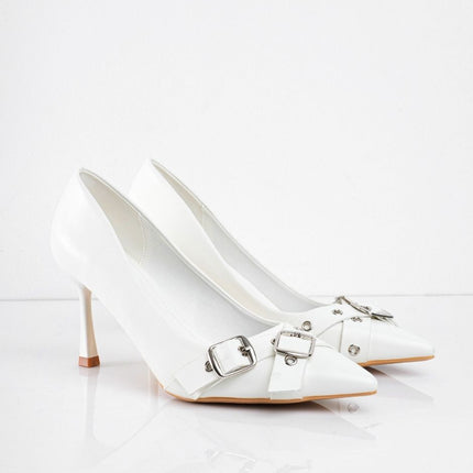 Tacones blancos de punta y hebillas