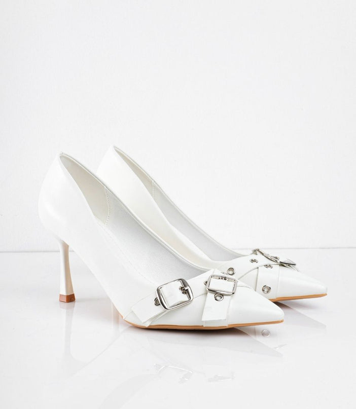 Tacones blancos de punta y hebillas