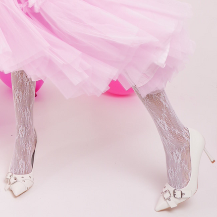 Tacones blancos de punta y hebillas