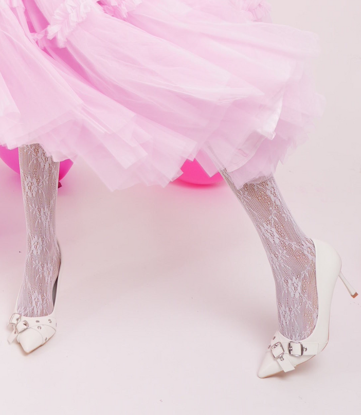 Tacones blancos de punta y hebillas