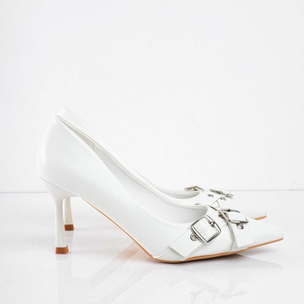 Tacones blancos de punta y hebillas