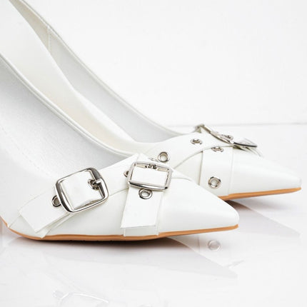 Tacones blancos de punta y hebillas