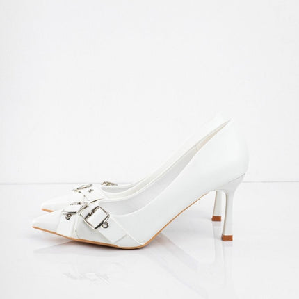 Tacones blancos de punta y hebillas