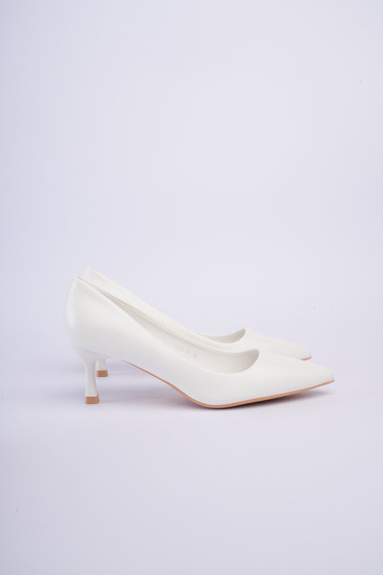 Tacones blancos elegantes altura media