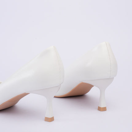 Tacones blancos elegantes altura media