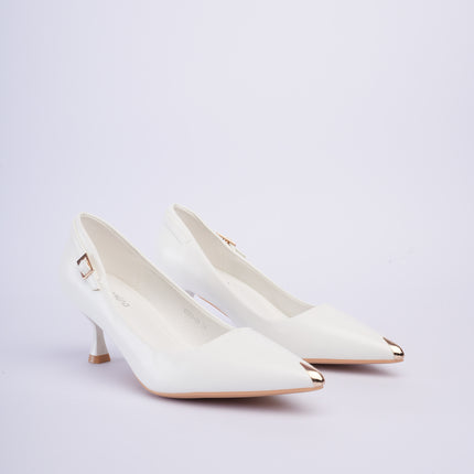 Tacones blancos elegantes con herraje