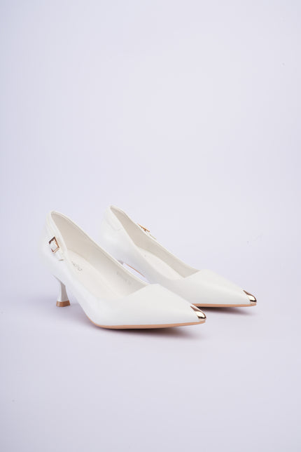 Tacones blancos elegantes con herraje