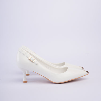 Tacones blancos elegantes con herraje
