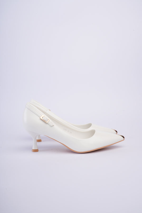 Tacones blancos elegantes con herraje