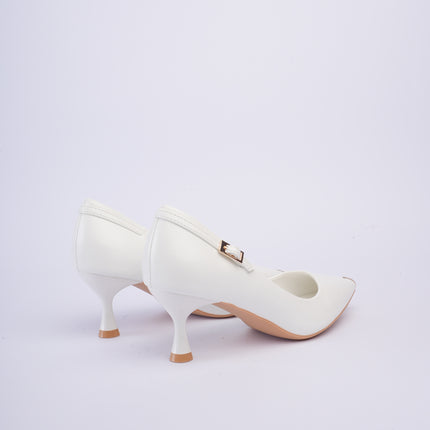Tacones blancos elegantes con herraje