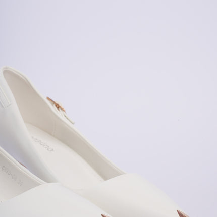 Tacones blancos elegantes con herraje