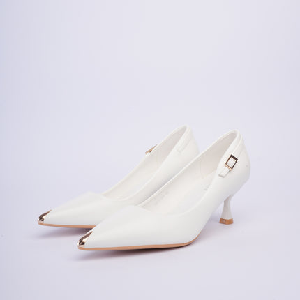Tacones blancos elegantes con herraje