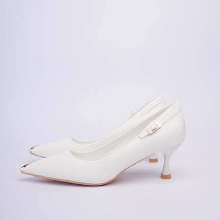 Tacones blancos elegantes con herraje