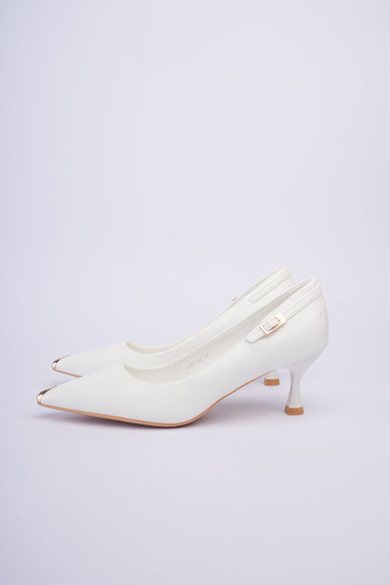 Tacones blancos elegantes con herraje
