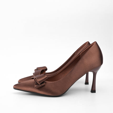 Tacones café altos con moño