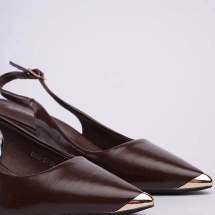 Tacones café bajos con correa
