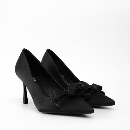 Tacones negros altos con moño