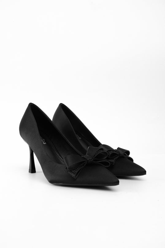 Tacones negros altos con moño