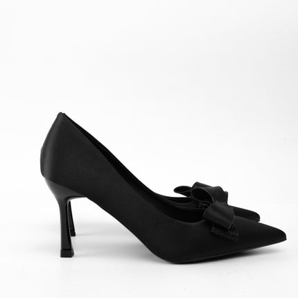 Tacones negros altos con moño