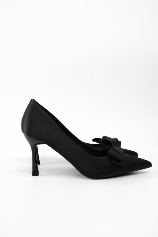 Tacones negros altos con moño