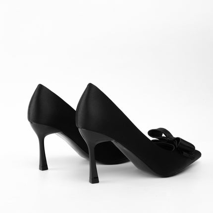 Tacones negros altos con moño