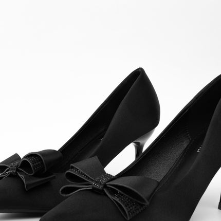 Tacones negros altos con moño