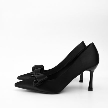 Tacones negros altos con moño