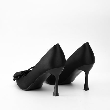 Tacones negros altos con moño