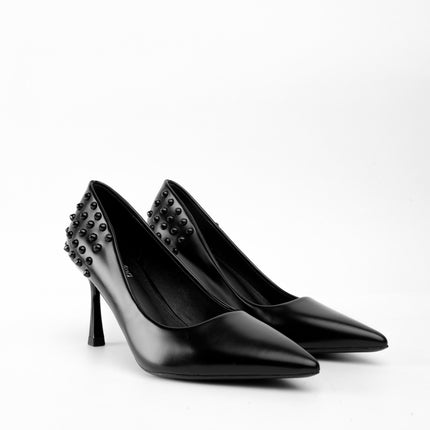 Tacones negros altos con taches