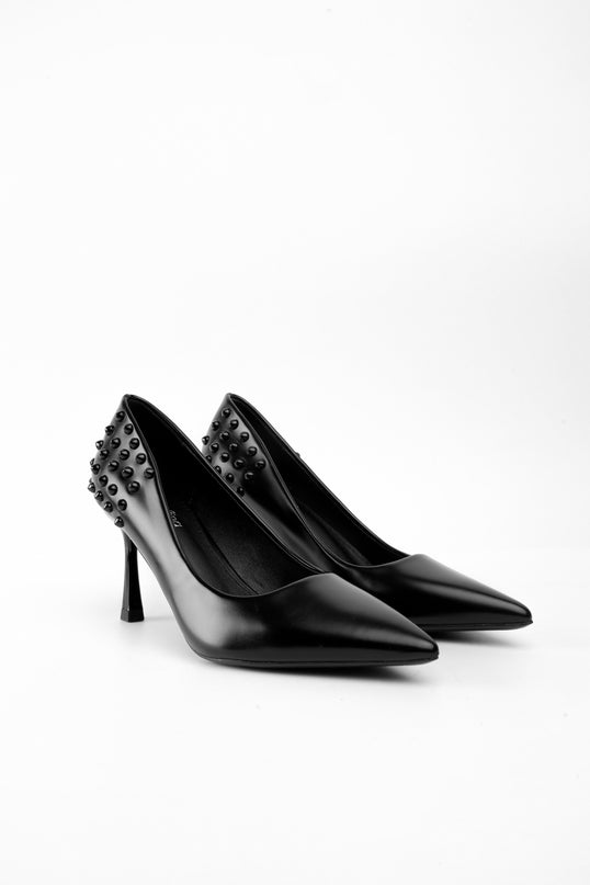 Tacones negros altos con taches