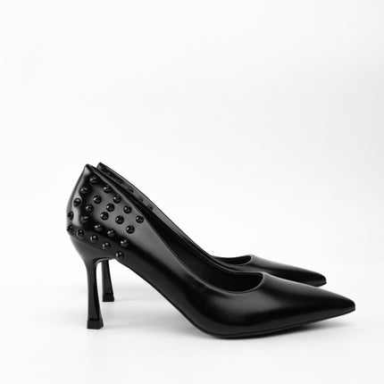 Tacones negros altos con taches