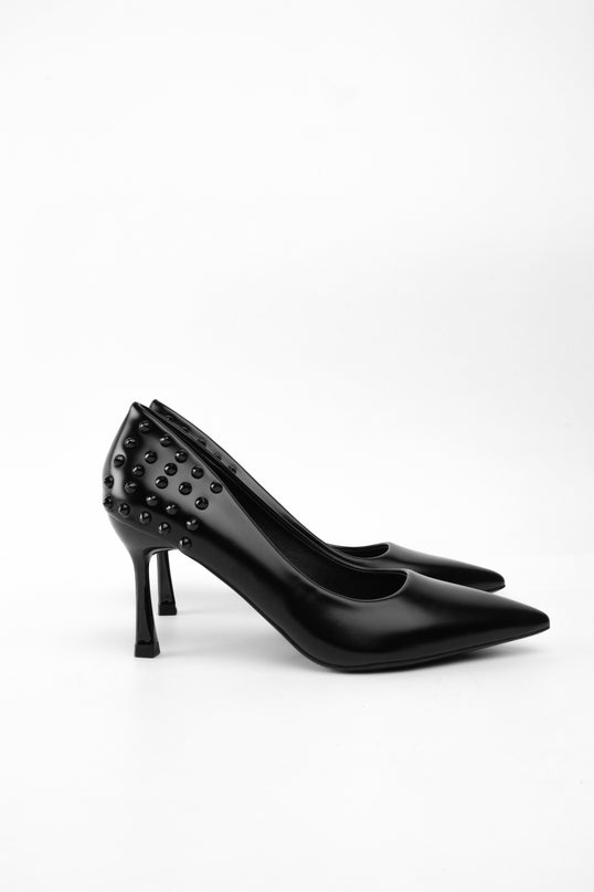 Tacones negros altos con taches