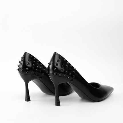 Tacones negros altos con taches