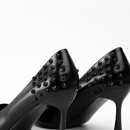 Tacones negros altos con taches