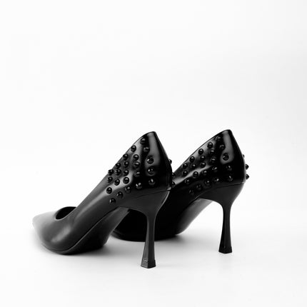Tacones negros altos con taches