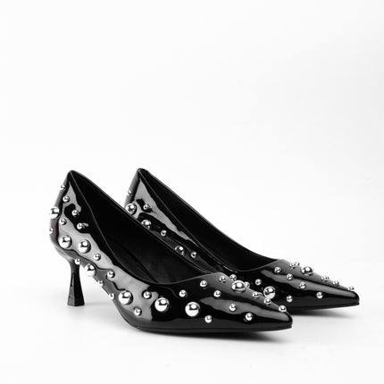 Tacones negros bajos de charol y taches