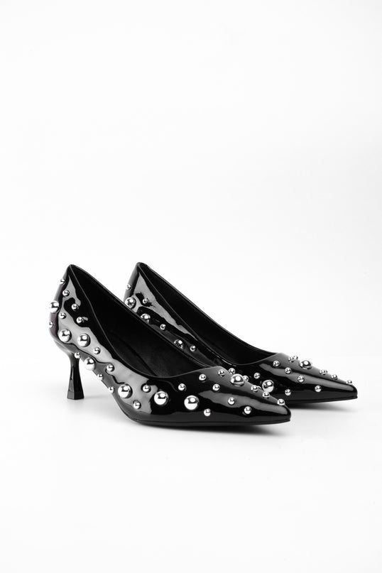 Tacones negros bajos de charol y taches